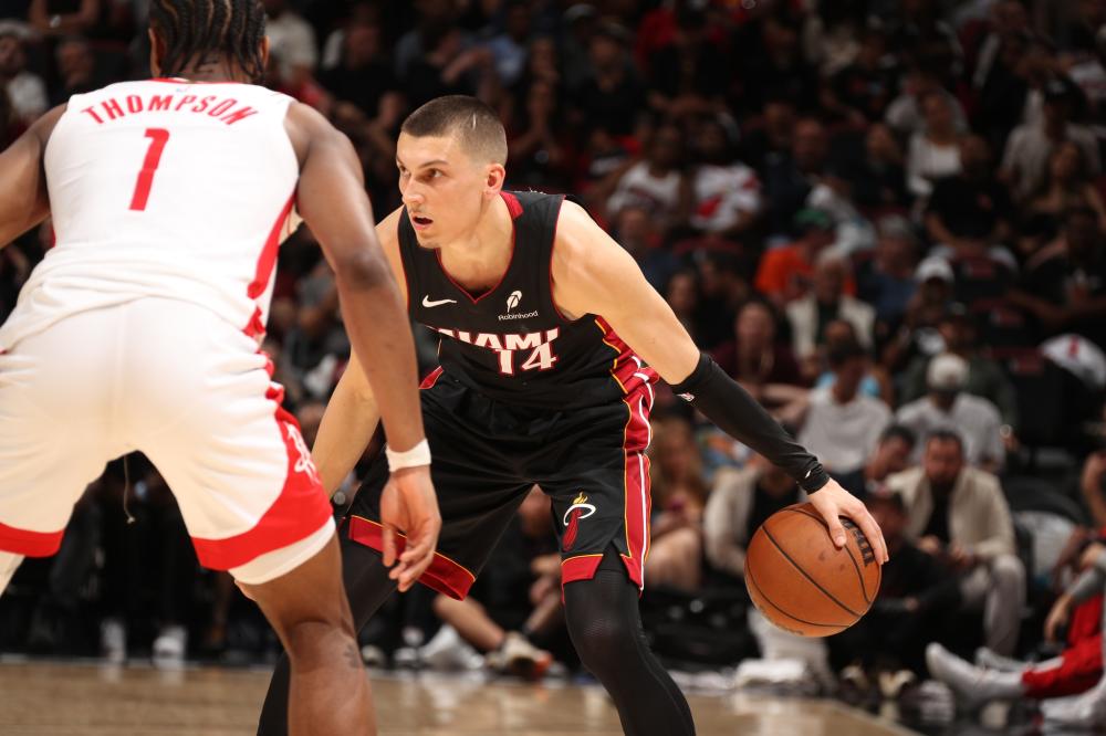 冰岛中锋赫利纳森内线扛开东契奇，轻松完成双手扣篮