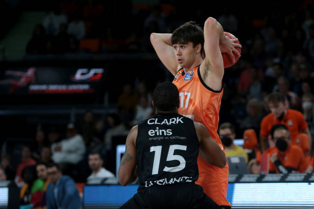 大幅超预期！2025NBA选秀，杨瀚森第16顺位被选中